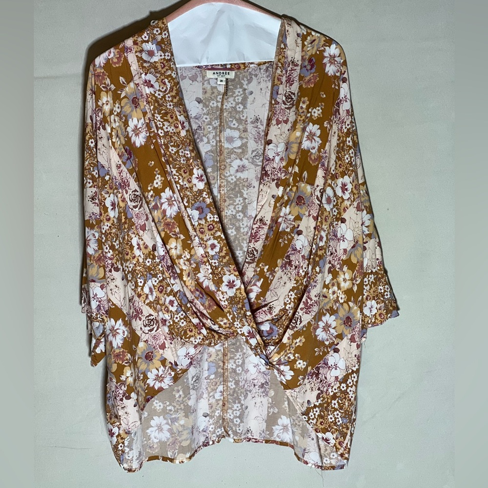 Women’s floral Andree short sleeve blouse.